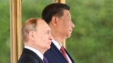 Russiýanyň prezidenti Wladimir Putin (öňde) we Hytaýyň lideri Si Jinping