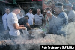 Торговля шашлыком на базаре Панчшанбе. Худжанд, Таджикистан. 15 июня 2024 года.