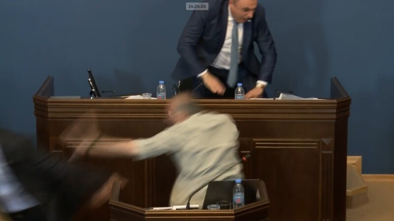 Драка в парламенте Грузии: оппозиционер ударил одного из лидеров «Мечты»