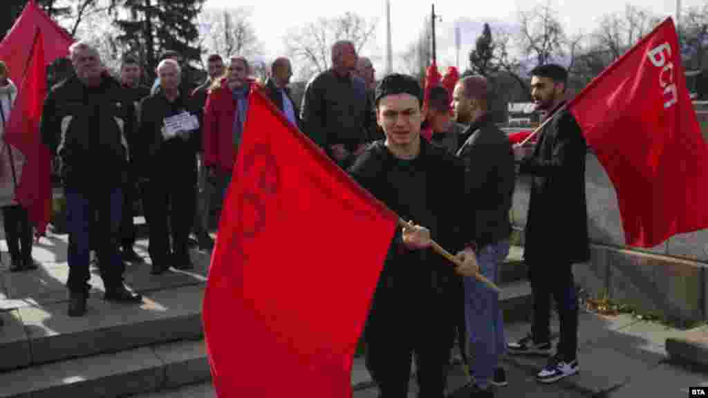 Mulți protestatari veniseră cu steaguri ale Partidului Socialist Bulgar (BSP), succesorul regimului comunist care a condus țara din 1946 până când Bulgaria a înlăturat conducerea totalitară a țării, în 1989.