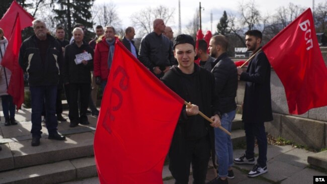 Many protesters in the crowd carried flags of the Bulgarian Socialist Party (BSP), which is the successor of the communist regime that ruled the country from 1946 until Bulgaria won its independence in 1989.