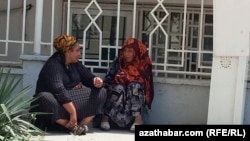 Женщины сидят в тени. Туркменистан (Архивное фото)