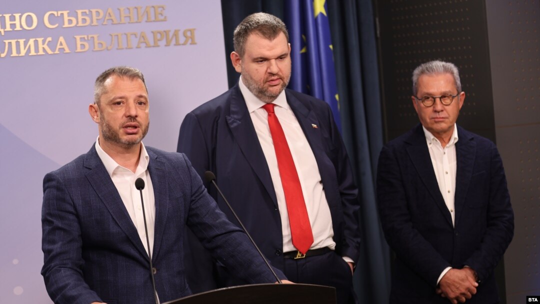 Делян Добрев от ГЕРБ заедно с Делян Пеевски и Йордан Цонев от ДПС на брифинг след извънредна среща в Народното събрание по въпроса за дерогацията