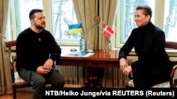 Володимир Зеленський (на фото з Метте Фредеріксен), коментуючи зустріч із лідерами скандинавських країн, подякував Данії за військову допомогу