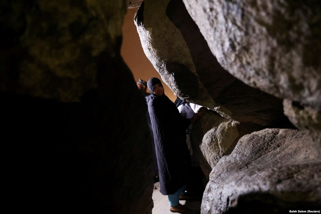 Një tjetër grua gjatë pelegrinazhit të saj derisa ngjitet&nbsp; në malin Al-Noor.