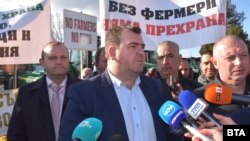 Земеделският министър Явор Гечев на протест на зърнопроизводители срещу вноса от Украйна