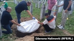 Naknadno pronađeni dio posmrtnih ostataka Salke Hadžića i Mensura Nukića dodani su njihovim ranije ukopanim posmrtnim ostacima u Memorijalnom centru Srebrenica u Potočarima 19. 7. 2024.