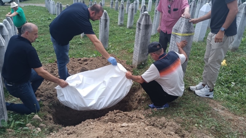 Ostaci žrtava srebreničkog genocida pronađeni ispod fontane ljekara dodani ranije ukopanim
