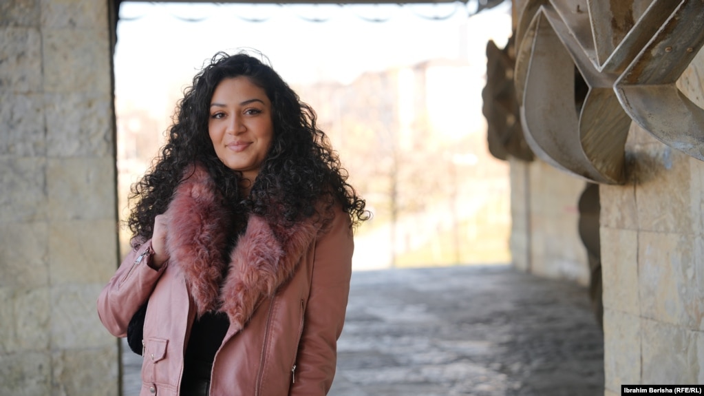 Mihrije Shala më përkatësi rome, është studente në vitin e parë në Fakultetin e Edukimit në Universitetin “Ukshin Hoti” në Prizren.