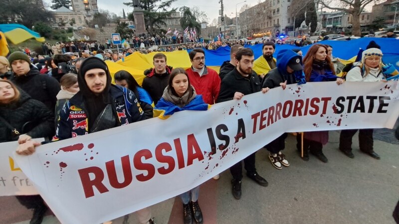 «Мир без Путина» - у секции интересов РФ в Грузии прошла акция протеста