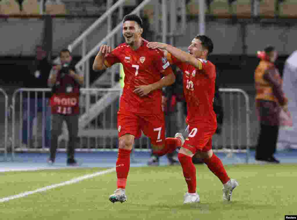 Елмас го прославува својот гол против Украина