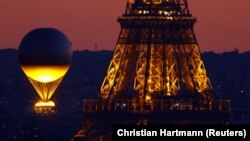 Olimpijski plamen i Ajfelov toranj, Pariz, 28. jul 2024.