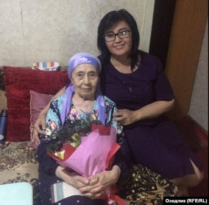 Lezbiyenlar anal jinsiy aloqada bolishadi va oqizadilar Rus havaskor porno