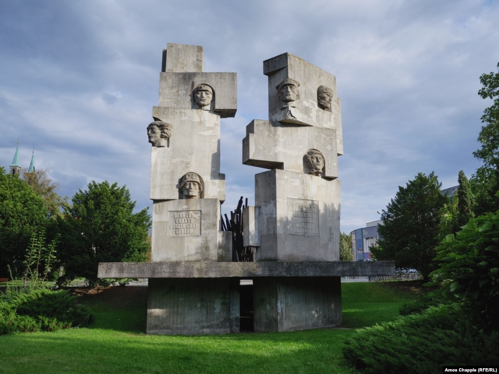Një monument në Brzeg, Polonia juglindore, për &quot;vëllazërinë polako-sovjetike&quot; fotografuar në vitin 2017. Pika historike qendrore u shemb më 24 gusht - Ditën e Pavarësisë së Ukrainës - më 2022.