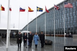 Прем’єр-міністр Швеції Ульф Крістерссон, генеральний секретар НАТО Єнс Столтенберг і кронпринцеса Швеції Вікторія на церемонії підняття прапора в штаб-квартирі НАТО. Брюссель, Бельгія, 11 березня 2024 року