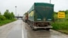 Radha e kamionëve që presin të kalojnë kufirin në pikën kufitare në Merdare, në territorin e Serbisë, më 15 qershor 2023.