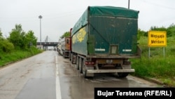 Radha e kamionëve që presin të kalojnë kufirin në pikën kufitare në Merdare, në territorin e Serbisë, më 15 qershor 2023.