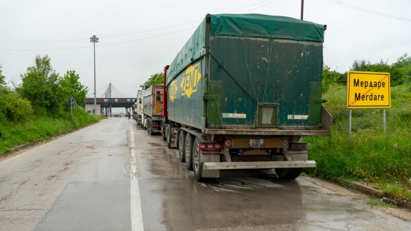 Kamionëve dhe autobusëve nga Kosova u pamundësohet lëvizja në Serbi 
