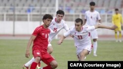 گوشه یی از رقابت فوتبال میان تیم افغانستان و تاجکستان ( تصویر : انجمن فوتبال آسیای مرکزی)