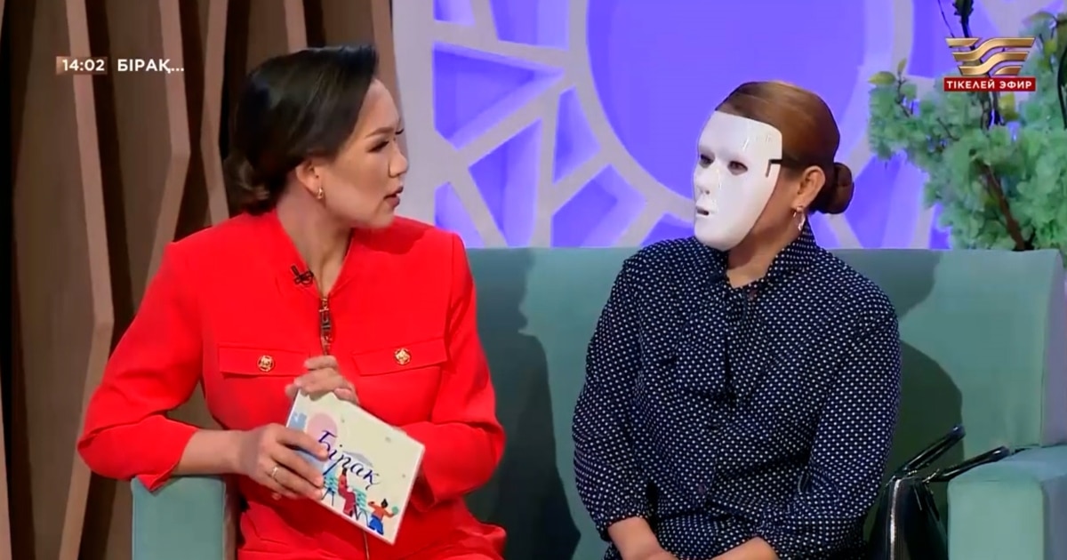 Үстел үстінде трусики жоқ бейне