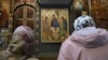 Верующие у иконы Андрея Рублева "Троица"