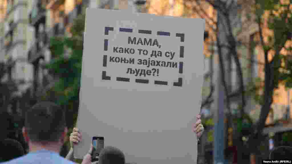 Jedan od transparenata na protestu &quot;Srbija protiv nasilja&quot;.