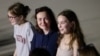 Alsu Kumarševa s ćerkama Bibi i Mirijam posle izlaska iz aviona u SAD pošto je oslobođena iz zatvora u Rusiji, 2. avgust 2024.
