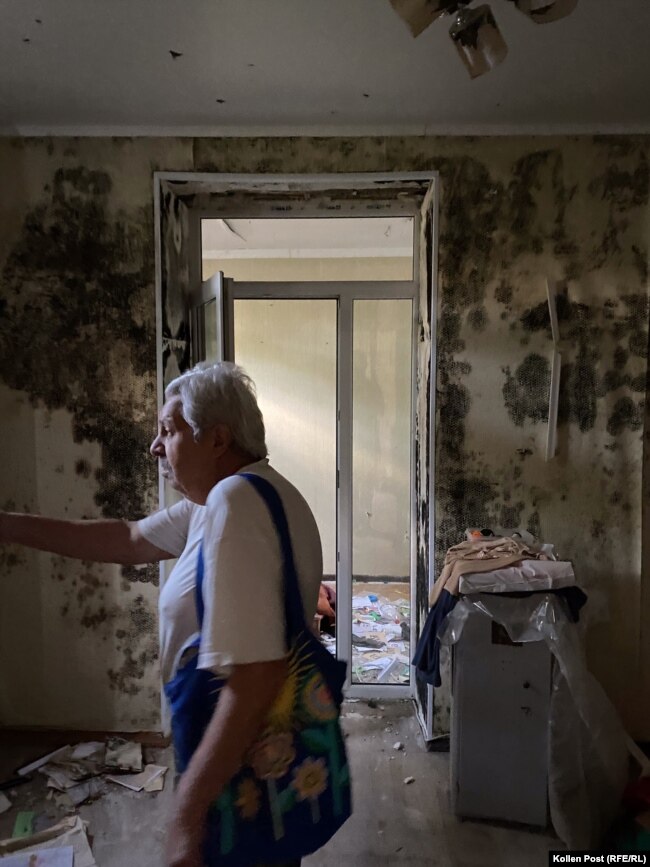 Mykola Andryushchenko esamina il suo appartamento devastato.