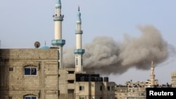 Дим се издига след израелски удар в Рафах, в южната част на Ивицата Газа, 27 март 2024 г.