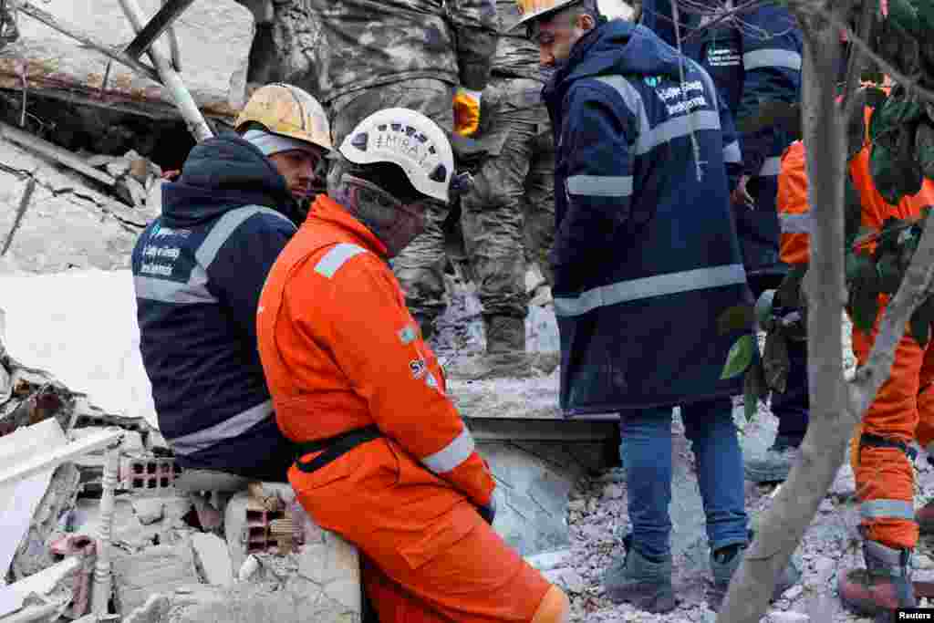 Alig pihennek a mentőalakulatok tagjai katasztrófahelyzetben