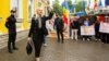 Замглавы партии "Шор" Марина Таубер у здания Конституционного суда Молдовы, 19 июня 2023