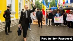 Marina Tauber, vicepreședinta Partidului Șor, salută protestatarii din fața Curții Constituționale, în timp ce în instanță are loc ședința CC cu referire la neconstituționalitatea formațiunii politice, iunie 2023.