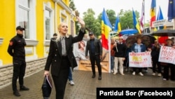 Marina Tauber salută protestatarii din fața Curții Constituționale, unde a avut loc ședința de examinare a constituționalității Partidului Șor, 14 iunie 2023. 
