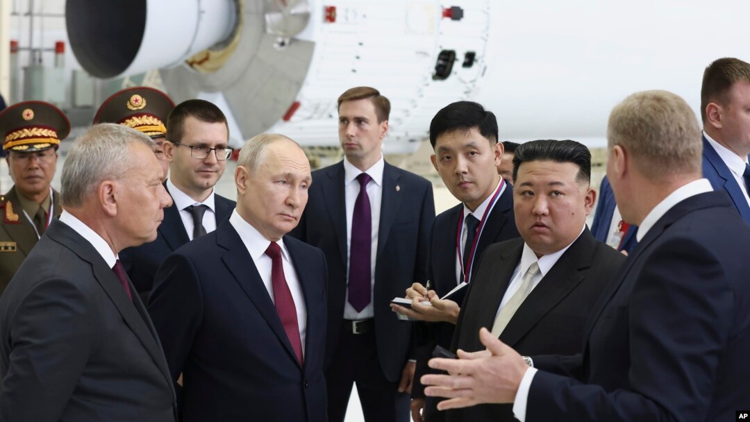 Vladimir Putin și Kim Jong Un s-au întâlnit la cosmodromul Vostohnîi, pe 13 septembrie 2023.