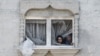 Palestinke gledaju kroz prozor u gradu Rafa, tokom tektućeg sukoba Izraela i Hamasa, Pojas Gaze 2. april 2024. 