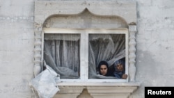 Palestinke gledaju kroz prozor u gradu Rafa, tokom tektućeg sukoba Izraela i Hamasa, Pojas Gaze 2. april 2024. 