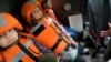 Jelekët antiplumb mbrojnë jetimët ukrainas gjatë evakuimit