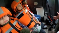 Jelekët antiplumb mbrojnë jetimët ukrainas gjatë evakuimit