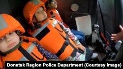 Veste antiglonț pentru copil îi protejează pe orfanii ucraineni în timpul evacuării din satul de pe linia frontului