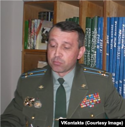 Vitali Denisov, în uniformă militară, cu însemne ale trupelor aeropurtate