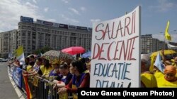 Profesorii au stat două ore în fața Guvernului unde au scandat, în timp ce liderii lor încercau să convingă guvernanții să le mărească salariile.