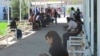 Длинная очередь у офиса миграционной службы в восточном городе Туркменабат Лебапского велаята