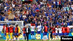 Slavlje francuskih fudbalera i navijača poslije utakmice protiv selekcije Belgije, u Diseldorfu, Njemačka, 1. jula 2024.