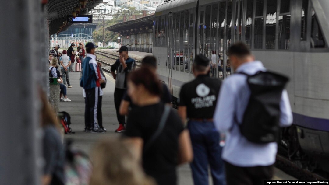 CFR Călători spune că angajații săi nu vor face grevă, dar sindicaliștii spun că fac, iar trenurile au întârziere de două ore. 