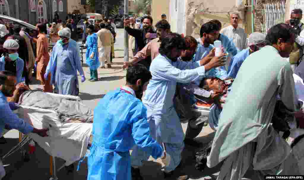 Hundreds of people were on hand to help the injured as they were transported to the hospital in Quetta.&nbsp;