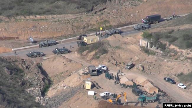 Trupat e Azerbajxhanit dhe paqeruajtësit rusë ishin të pranishëm gjatë ndërtimit nga Azerbajxhani të pikës së kontrolli në korridorin e Lakinit, e vetmja rrugë që lidh Armeninë me rajonin e Nagorno Karabakut.