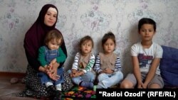 Саломат Раджабова с детьми 