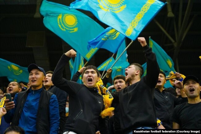 Stadionğa jinalğan janküyerler. Astana, 10 qırküyek 2023 jıl.