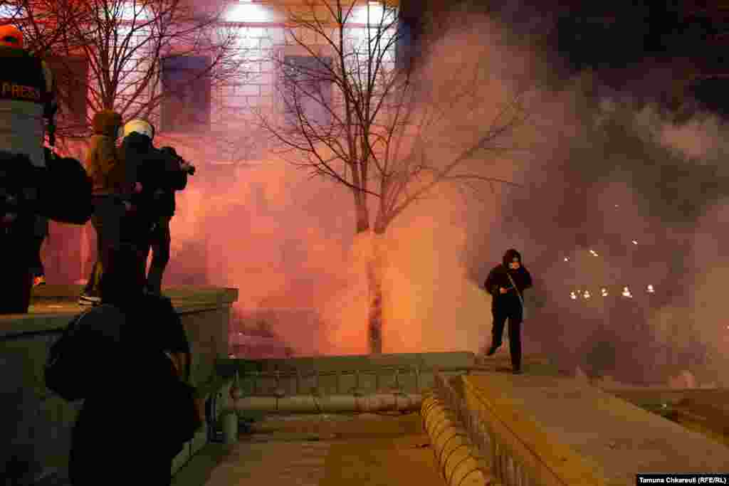 Полицията използва сълзотворен газ, оставяйки десетки протестиращи с изгаряния по очите.