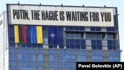 Баннер с надписью «Путин, Гаага ждет тебя» на здании в центре столицы Литвы во время саммита НАТО. Вильнюс, 11 июля 2023 года